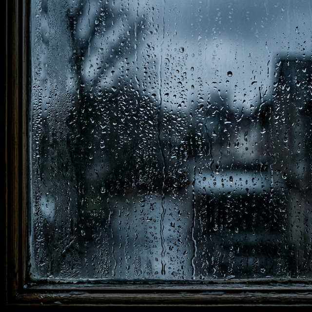 Защо дограмата ви се 'поти' и как да спрете конденза винаги?